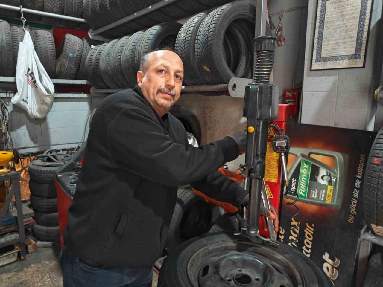Kayseri'de oto lastikçi Fatih Durmuş, 15 Kasım'da başlayacak kış lastiği