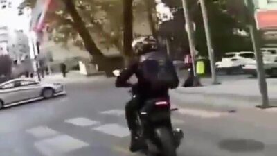 Denizli'de plakasını gizlemek için düzenek yapan motosiklet sürücüsü, kırmızı ışık