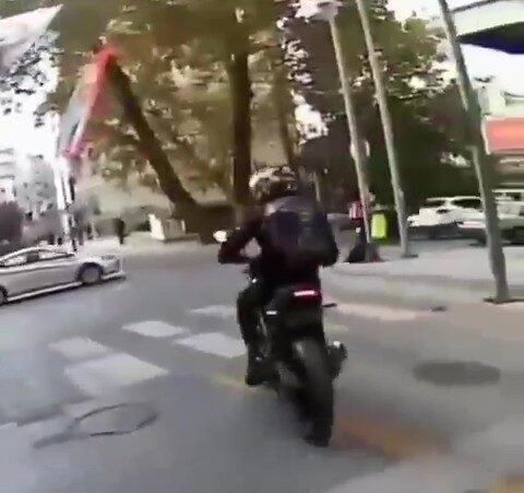 Denizli’de Kırmızı Işığı Geçen Motosiklet Sürücüsü, Gizli Plakasıyla Tespit Edildi ve Ceza Aldı Denizli'de plakasını gizlemek için düzenek yapan motosiklet sürücüsü, kırmızı ışık