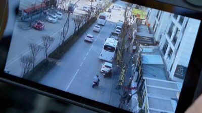 Bolu'da dronla yapılan trafik denetiminde kasksız motosiklet süren bir sürücü,