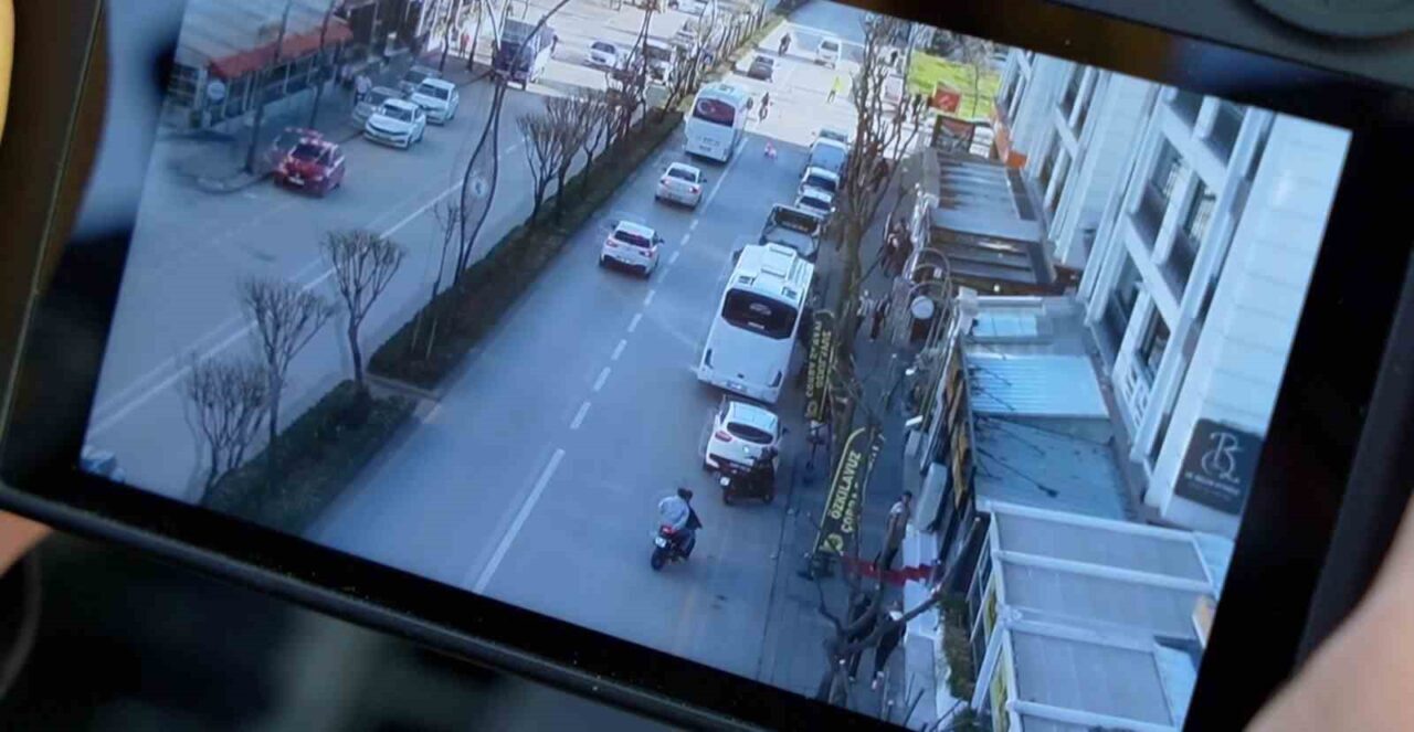 Bolu'da dronla yapılan trafik denetiminde kasksız motosiklet süren bir sürücü,