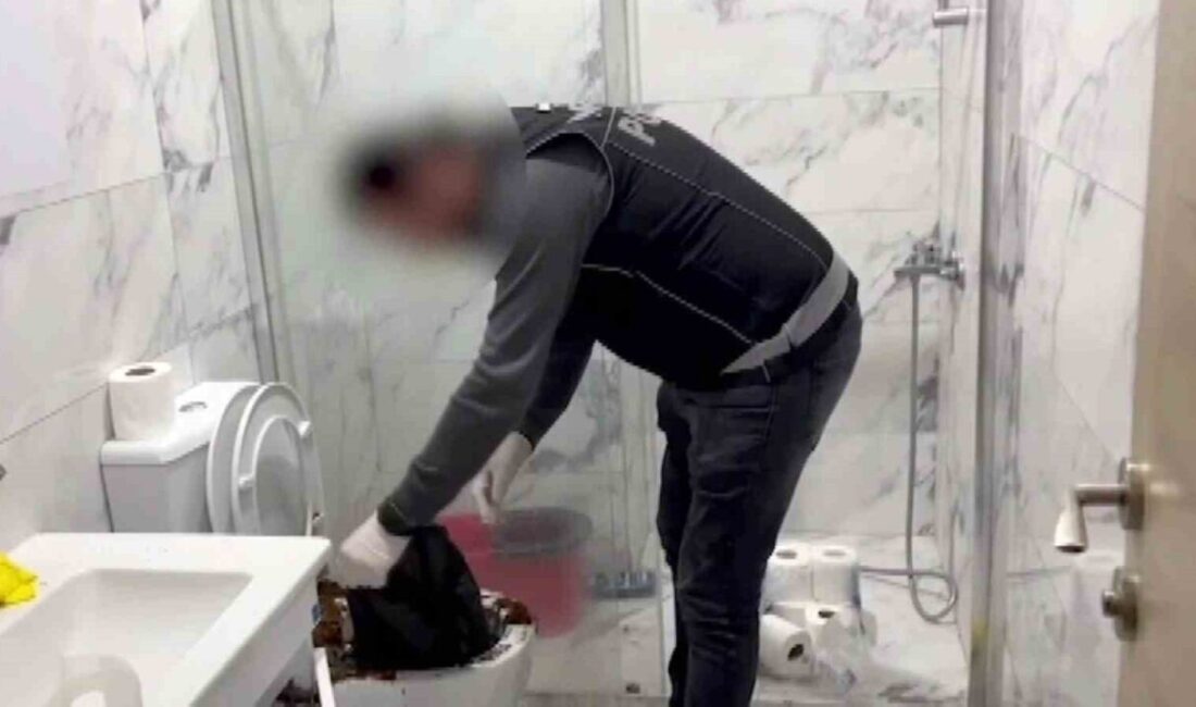 Sakarya’da Uyuşturucu Operasyonunda Şok Görüntüler: Şüpheliler Klozete Madde Dökmeye Çalıştı Sakarya'da polisin düzenlediği uyuşturucu operasyonlarında R.B. (25), E.Ö. (33) ve