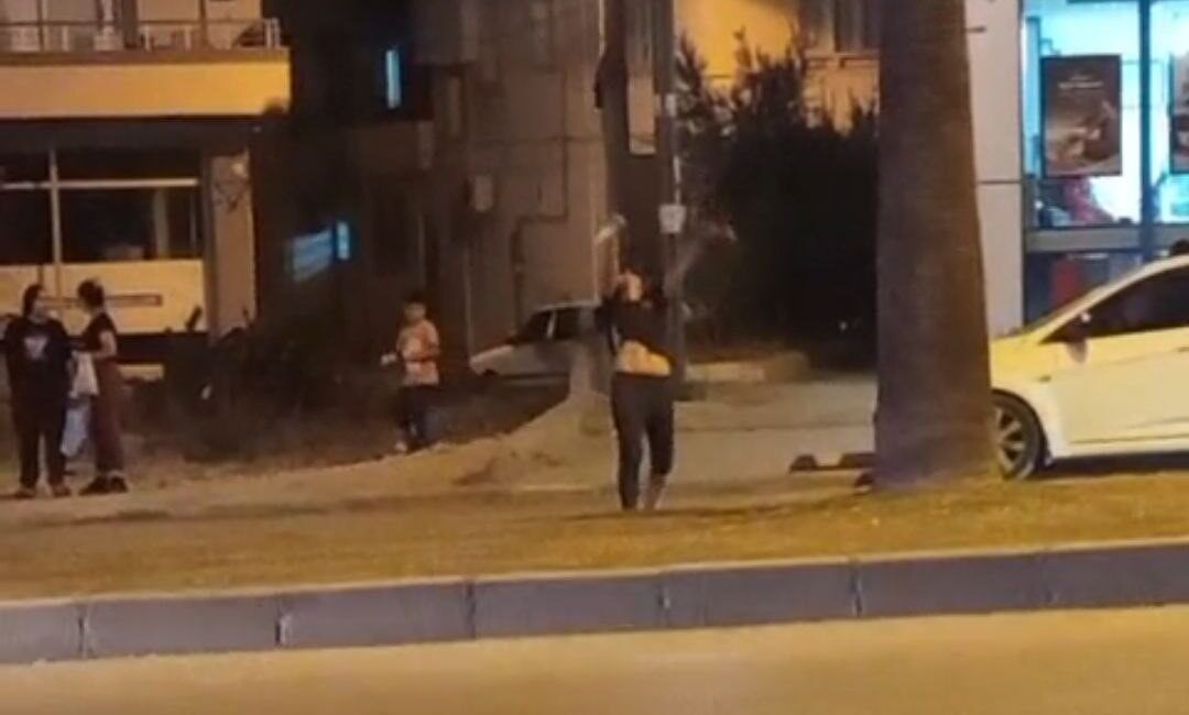 Adana’da Uyuşturucu Kullandığı İddia Edilen Genç Kızın Refüjdeki Şaşırtıcı Hareketleri Kameraya Yansıdı Adana'nın Sarıçam ilçesinde, uyuşturucu kullandığı iddia edilen ismi belirsiz bir