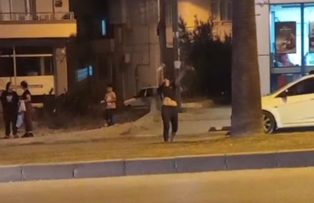 Adana’da Uyuşturucu Kullandığı İddia Edilen Genç Kızın Refüjdeki Şaşırtıcı Hareketleri Kameraya Yansıdı