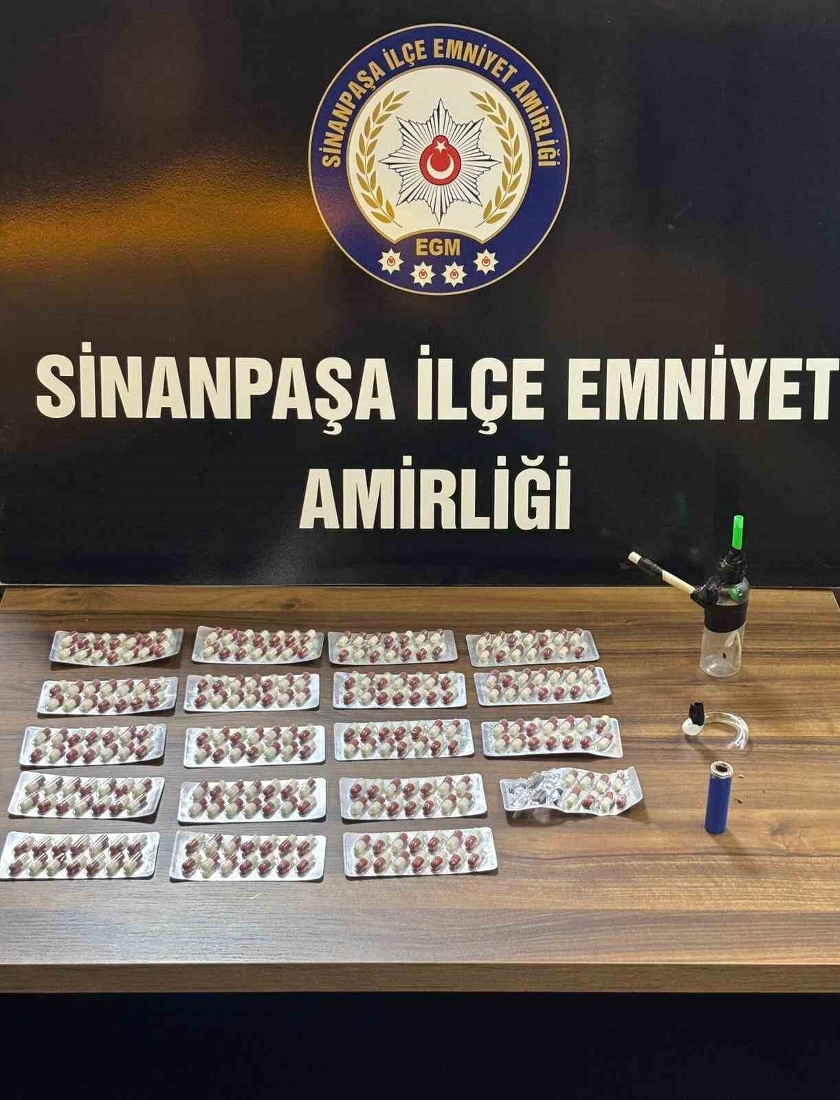 Afyonkarahisar'ın Sinanpaşa ilçesinde düzenlenen polis baskınında, 252 uyuşturucu hap ve