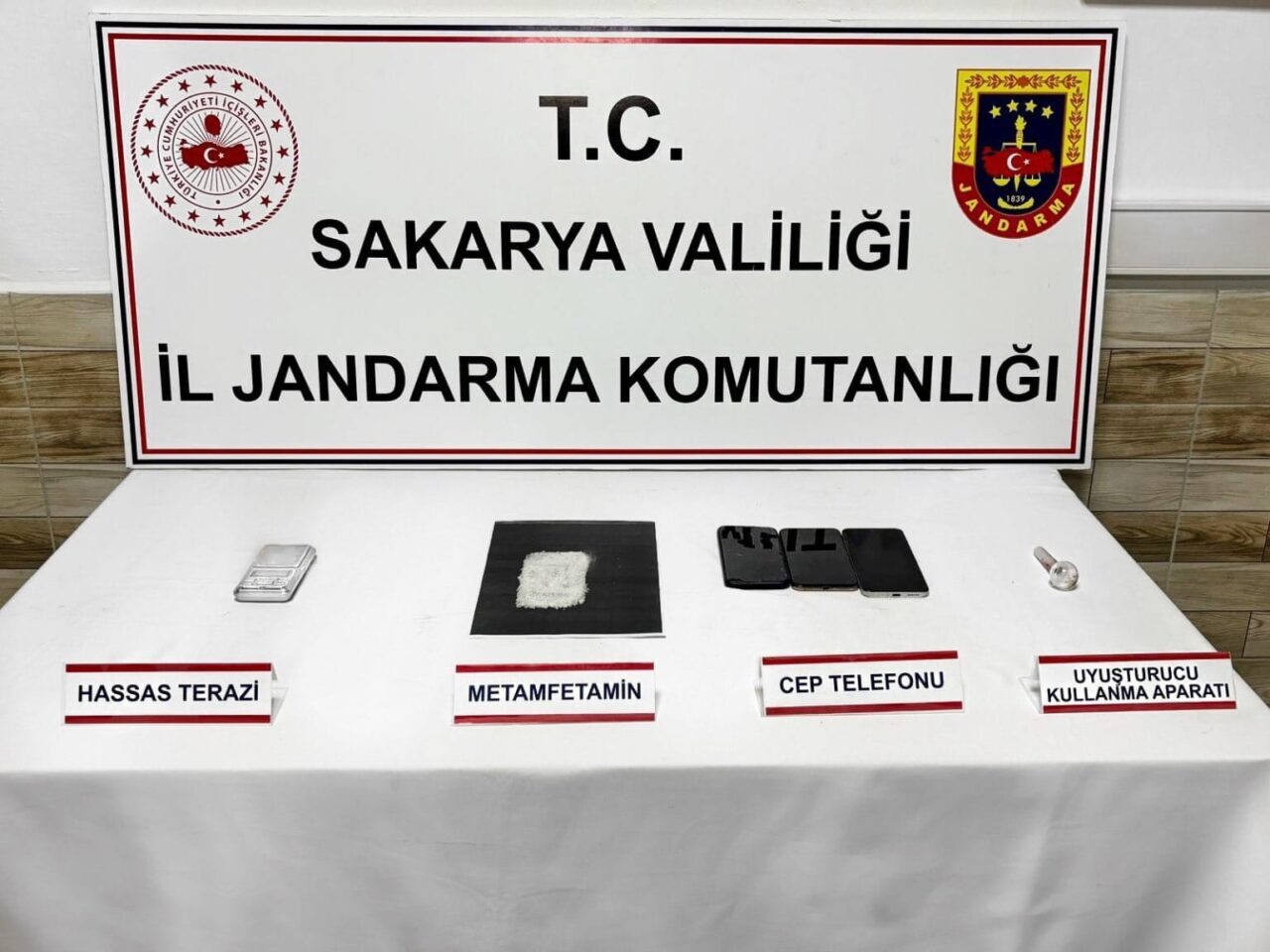 Sakarya'nın Karasu ilçesinde jandarma, düzenlediği uyuşturucu operasyonunda 3 yabancı uyruklu