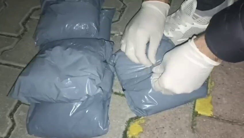 Sakarya'da düzenlenen operasyonda, İstanbul'dan 5 kilo metamfetamin ile gelen emekli