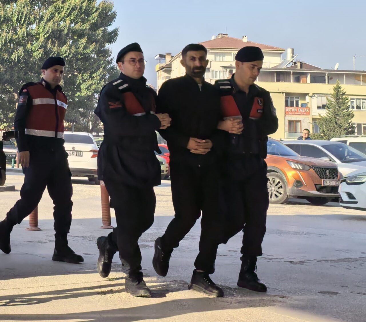 Bursa'nın İnegöl ilçesinde jandarma, uyuşturucu sevkiyatı yapan Serkan Y. (36)