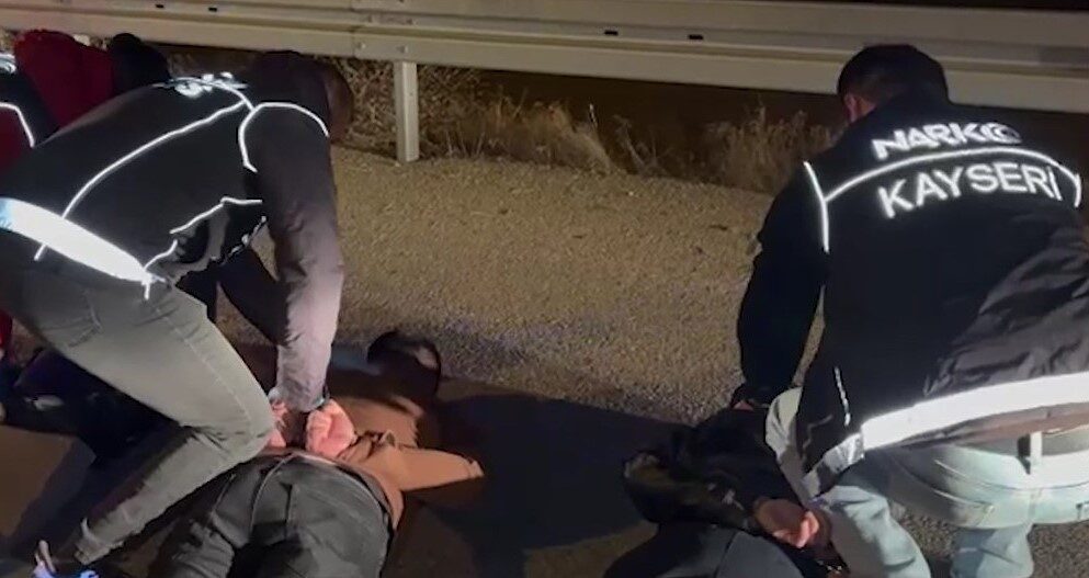 Kayseri'de yapılan operasyonlarda, T.Ç., C.D. ve A.C.Ü. isimli şahıslar uyuşturucu