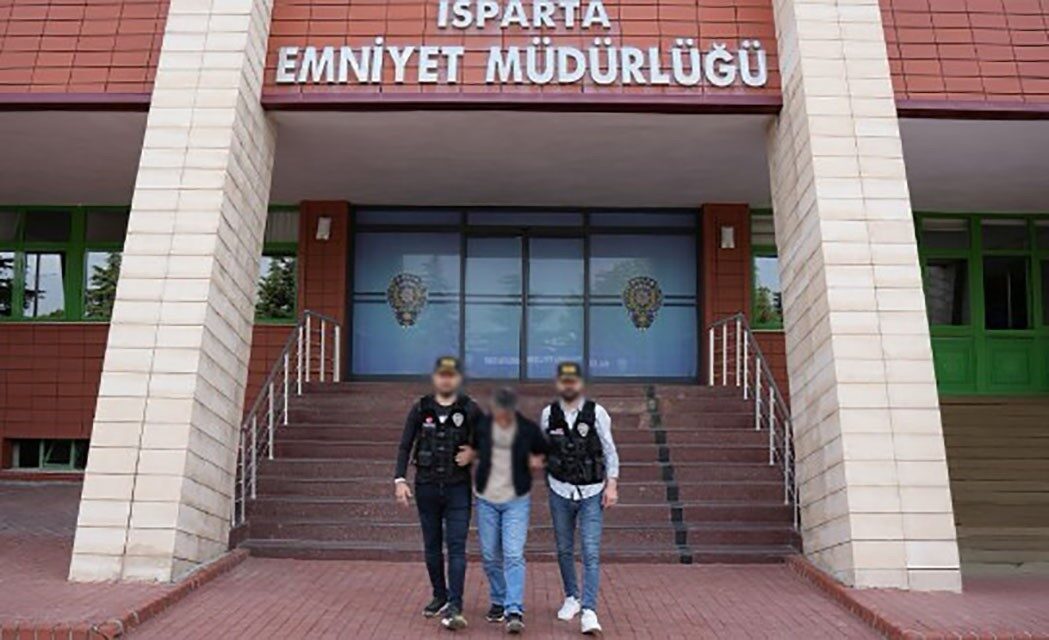 Isparta’da 8 Yıl Hapis Cezası Olan Uyuşturucu Tüccarı Polisle Yakalandı Isparta'da, uyuşturucu madde ticareti suçundan 8 yıl hapis cezası kesinleşen