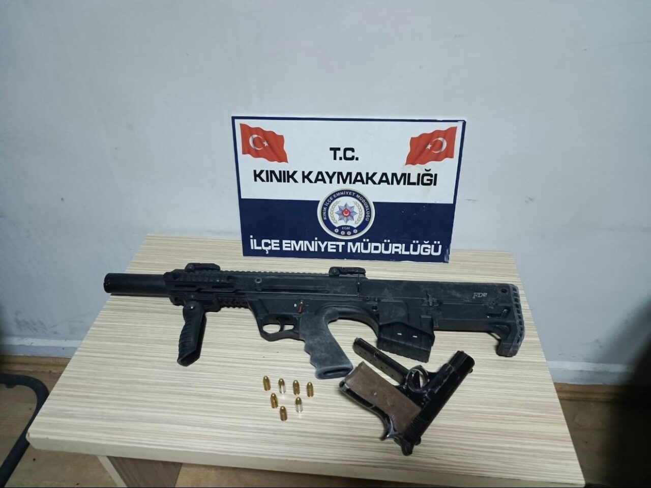 İzmir'in Kınık ilçesinde polis, B.Y. adlı şüphelinin evinde ruhsatsız silah