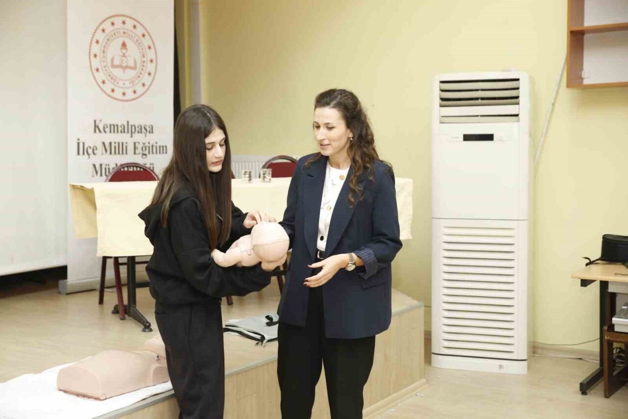 İzmir Dr. Behçet Uz Çocuk Hastanesi Başhekimi Doç. Dr. Dilek