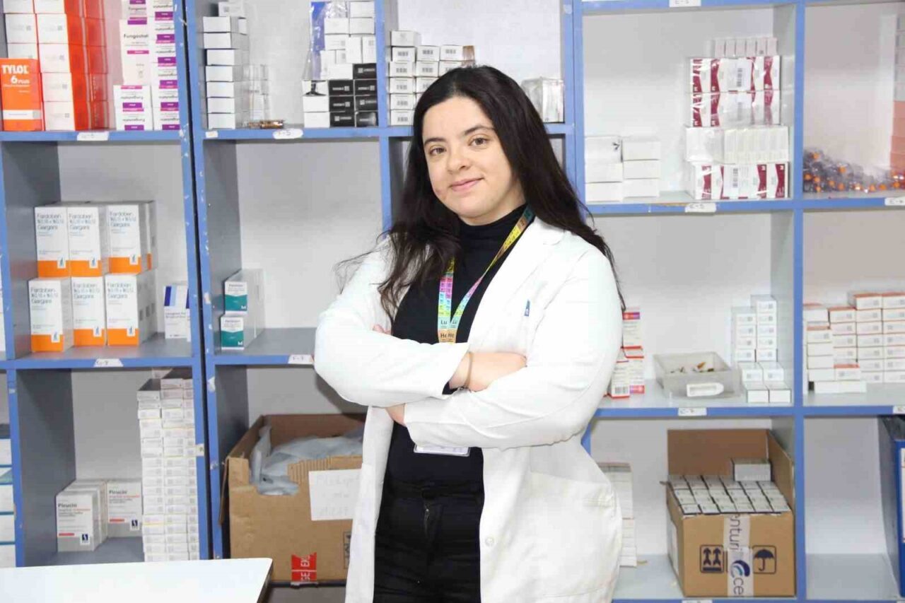 Sivas Devlet Hastanesi'nden Eczacı Makbule Mine Özyazıcı, Türkiye'de antibiyotik kullanımının