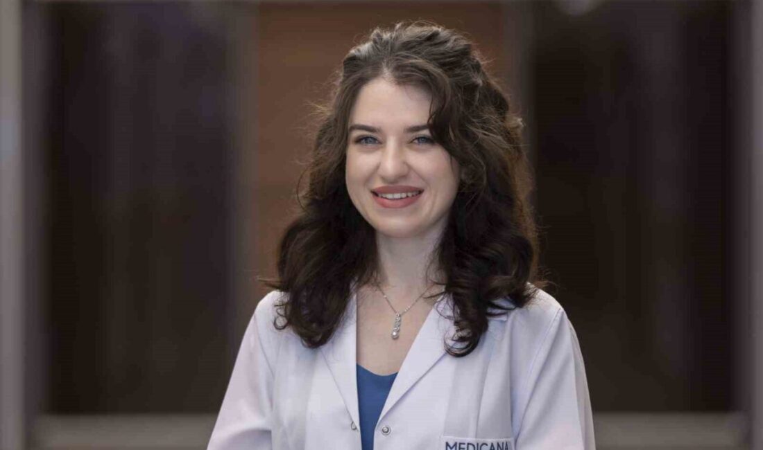 Uzman Diyetisyen Ayça Sena Yılmaz, akşamları televizyon başında abur cubur