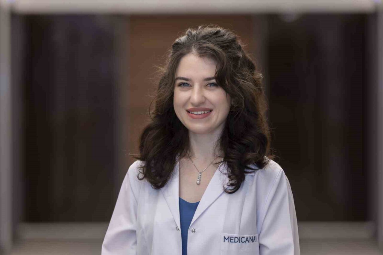 Uzman Diyetisyen Ayça Sena Yılmaz, akşamları televizyon başında abur cubur