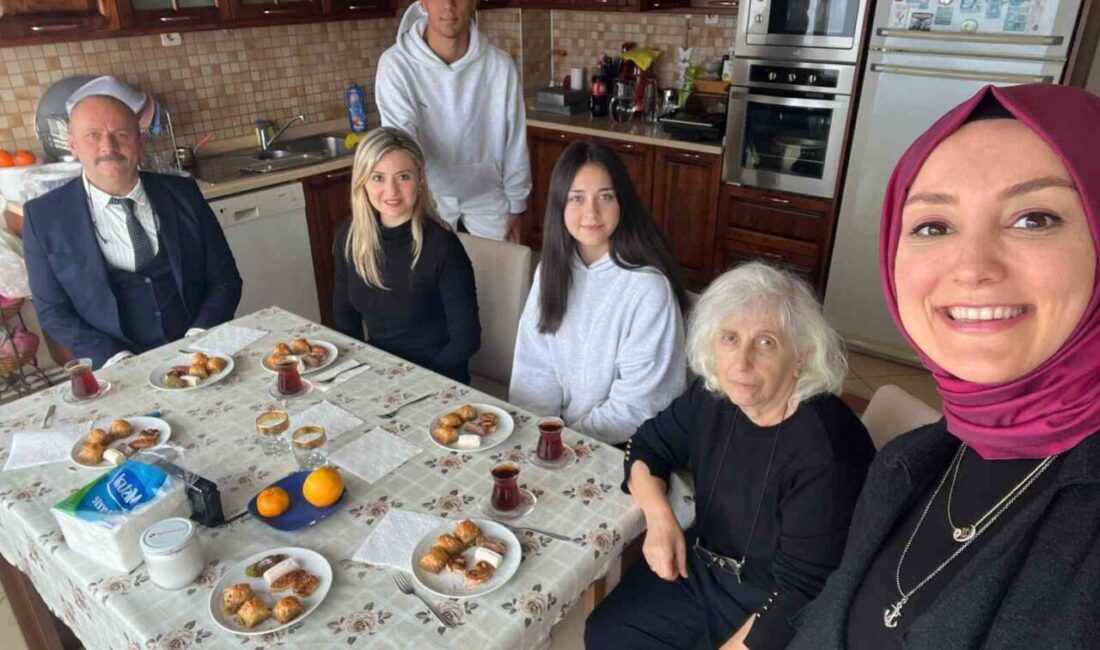 Zonguldak’ta öğretmenler, merhum Eyüp Sarsık’ın eşi Gülden Sarsık’ı 24 Kasım Öğretmenler Günü’nde unutmadı Zonguldak’ta 24 Kasım Öğretmenler Günü dolayısıyla, merhum öğretmen Eyüp Sarsık'ın