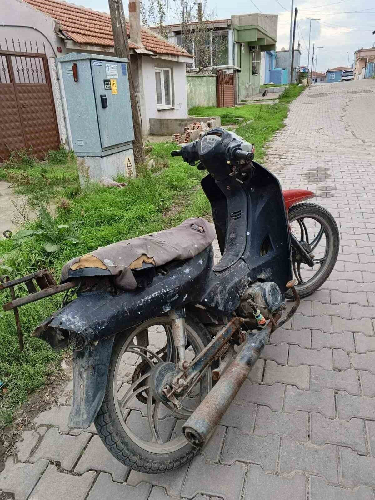 Edirne'nin Uzunköprü ilçesinde polis, plakasız ve ehliyetsiz motosiklet kullanımı nedeniyle