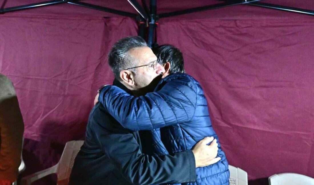 Eskişehir Valisi Hüseyin Aksoy, Gürcistan’da düşen askeri uçağın şehidi Üsteğmen Emre Mercan’ın ailesine taziye ziyaretinde bulundu. Eskişehir Valisi Hüseyin Aksoy, Gürcistan'da düşen askeri uçağın şehidi Hava