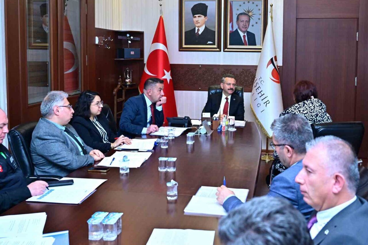 Eskişehir Valisi Hüseyin Aksoy, düzenlediği Halk Günü Toplantısı'nda vatandaşlarla birebir