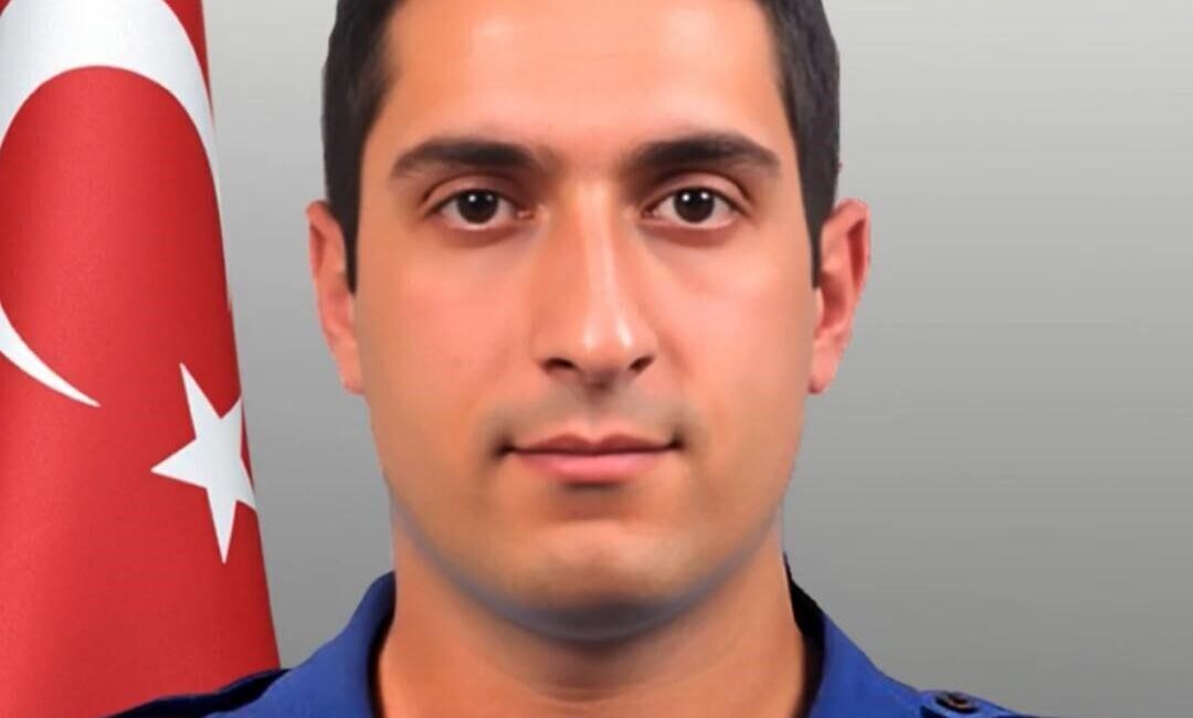 Eskişehir Valisi Hüseyin Aksoy, Manisa’daki trafik kazasında hayatını kaybeden Polis Memuru Ali Barut için başsağlığı mesajı yayımladı. Eskişehir Valisi Hüseyin Aksoy, Manisa'da meydana gelen trafik kazasında şehit