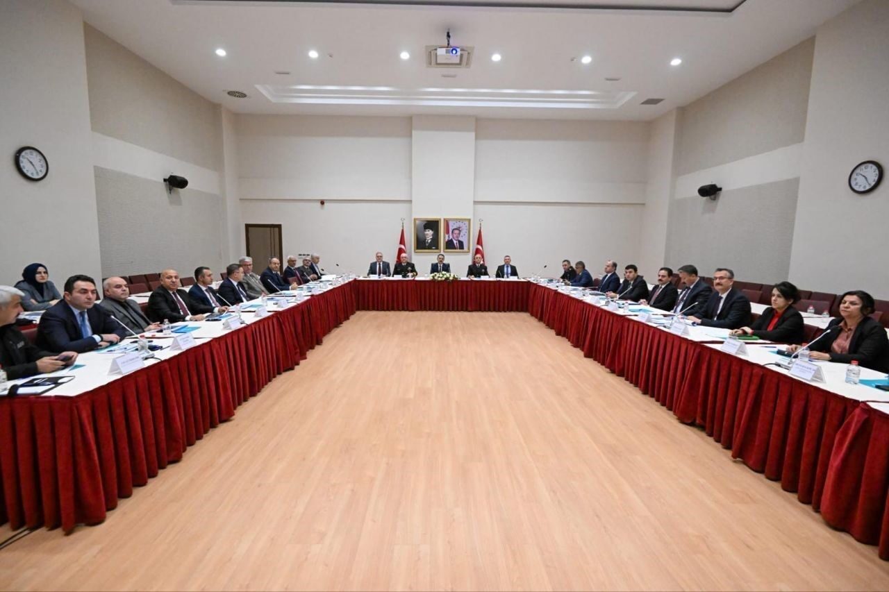 Kocaeli Valisi İlhami Aktaş, Gebze’de yıkılan apartmandan kurtarılan 18 yaşındaki