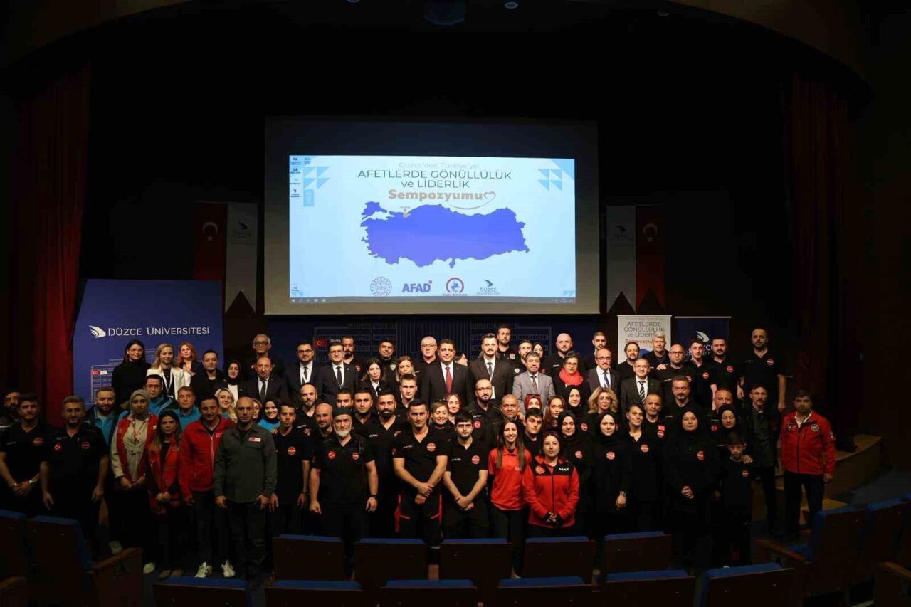 Düzce'de düzenlenen "Afetlerde Gönüllülük ve Liderlik Sempozyumu"nda konuşan Vali Selçuk