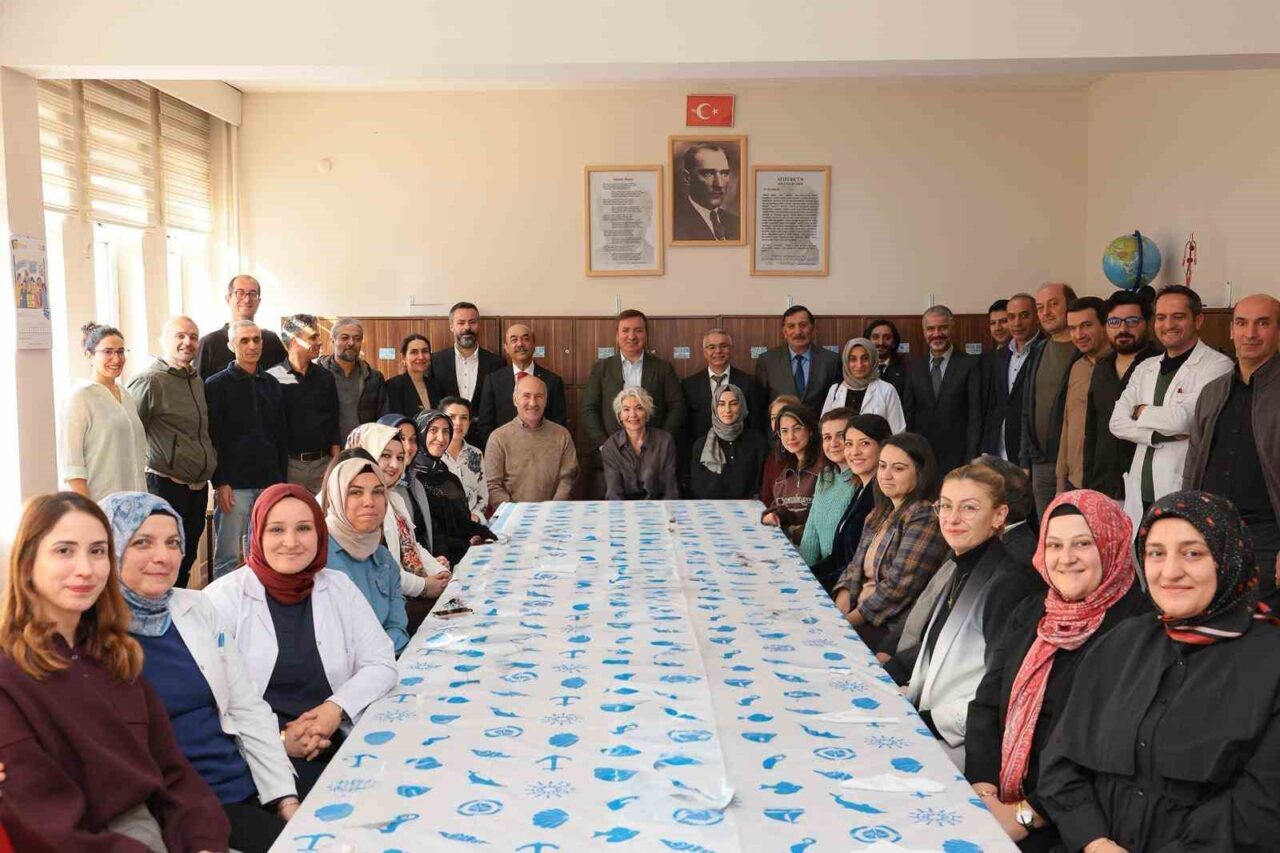 Erzincan Valisi Aydoğdu, Cumhuriyet Ortaokulu’nu ziyaret ederek öğretmenlerle buluştu