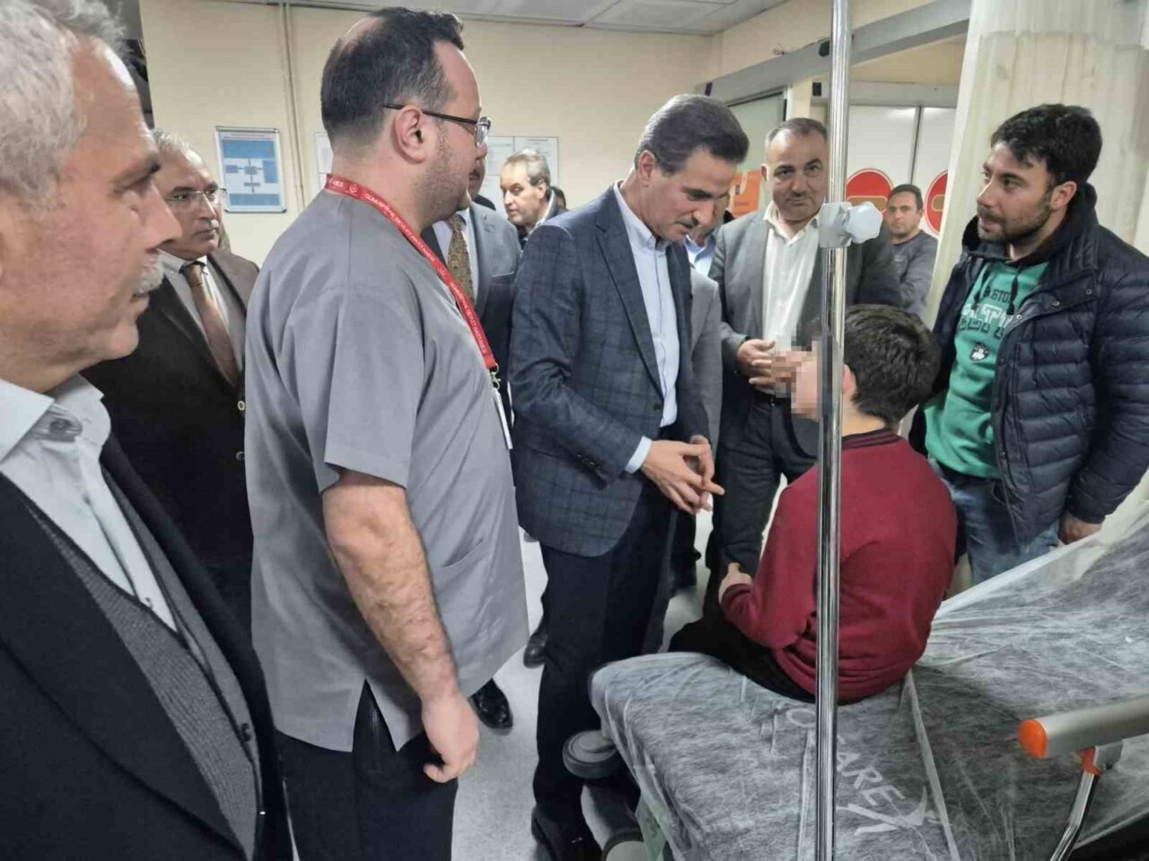 Gümüşhane Valisi Aydın Baruş, gıda zehirlenmesi şüphesiyle hastaneye kaldırılan öğrencileri ziyaret etti