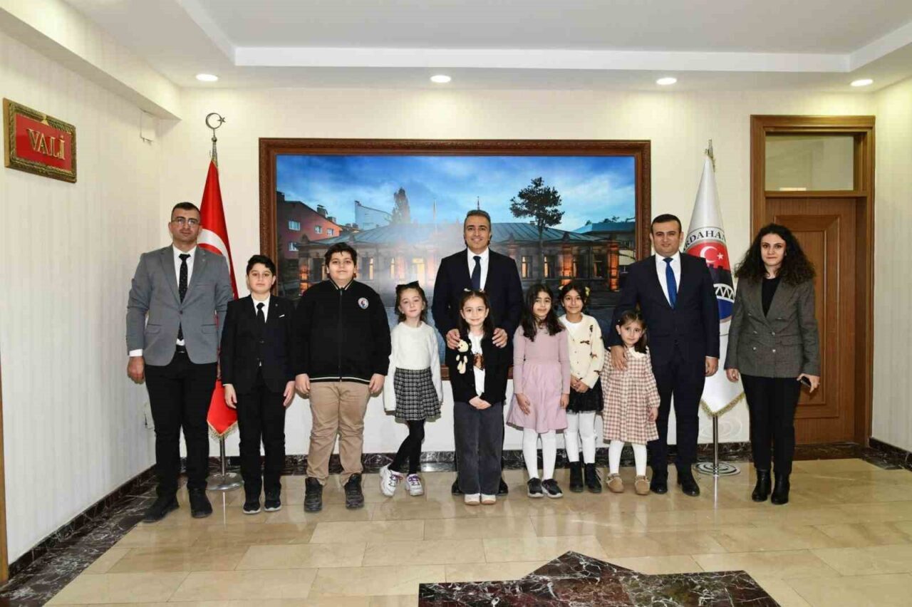 Ardahan Valisi Hayrettin Çiçek, 20 Kasım Dünya Çocuk Hakları Günü'nde