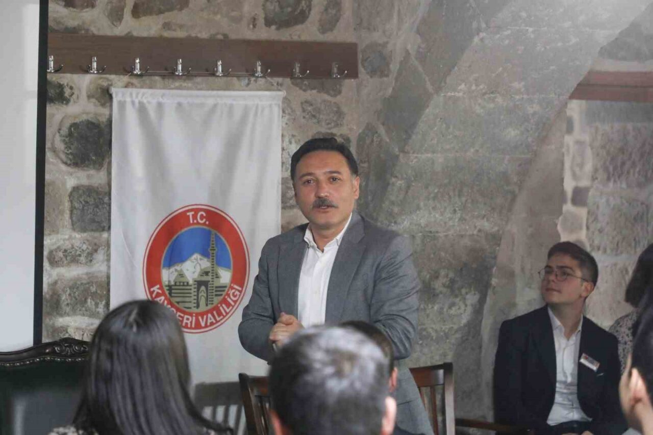 Mektep Melikgazi'de kariyer söyleşileri hız kesmeden devam ediyor. Vali Gökmen