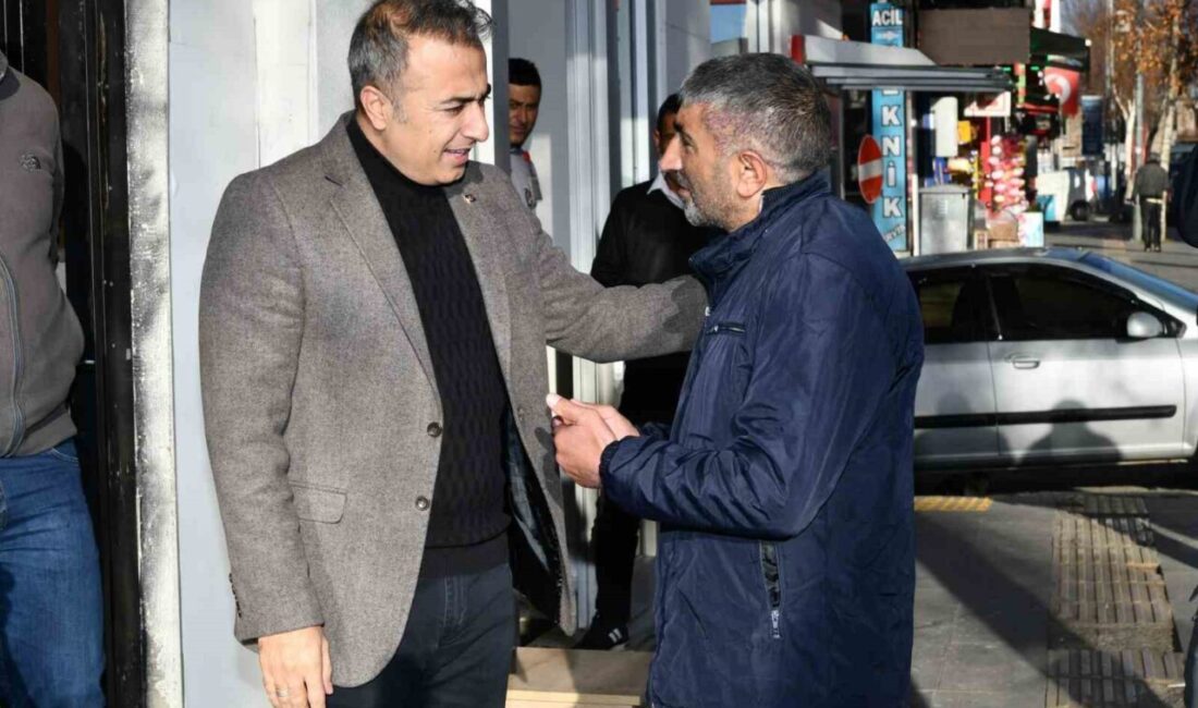 Ardahan Valisi Hayrettin Çiçek, Kongre Caddesi'nde esnafı ziyaret ederek iş