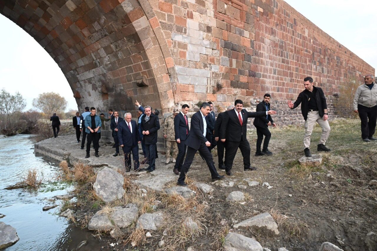 Erzurum Valisi Mustafa Çiftçi, Köprüköy'deki ziyaretler kapsamında Kaymakam Mehmet Akif