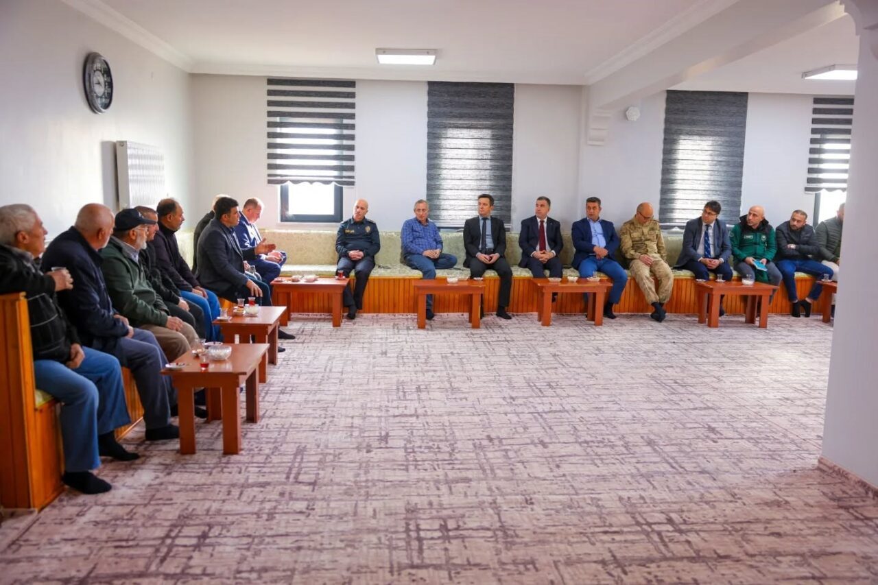 Bayburt Valisi Mustafa Eldivan, köy ziyaretleri kapsamında Sancaktepe köyündeydi. Vatandaşlarla