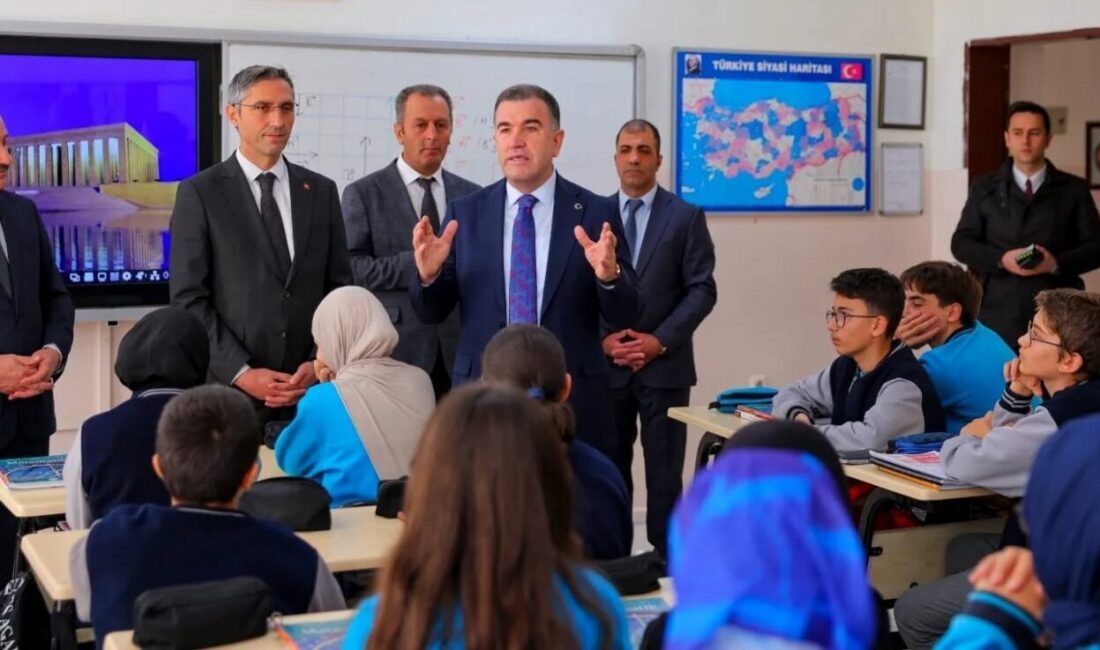 Bayburt Valisi Mustafa Eldivan, Bayburt Fen Lisesi'ni ziyaret ederek eğitim