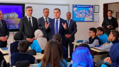 Bayburt Valisi Mustafa Eldivan, Bayburt Fen Lisesi'ni ziyaret ederek eğitim