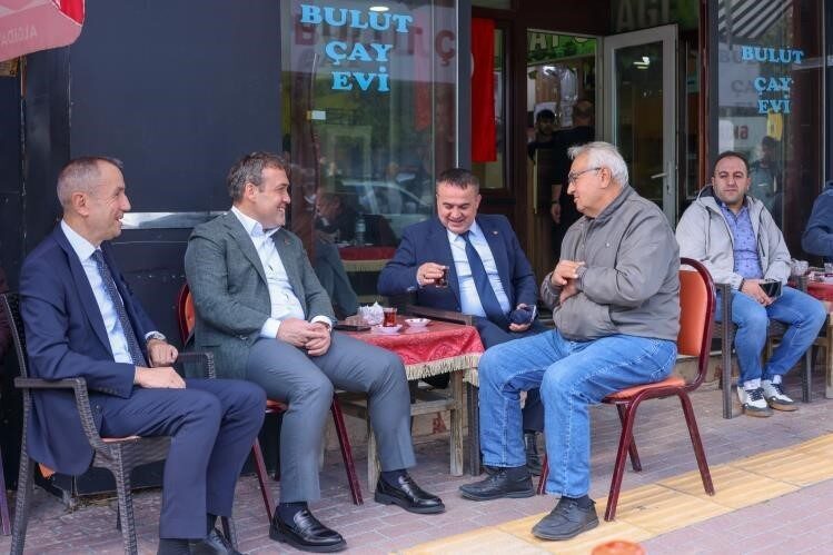 Bilecik Valisi Faik Oktay Sözer, kent merkezinde vatandaşlarla bir çay