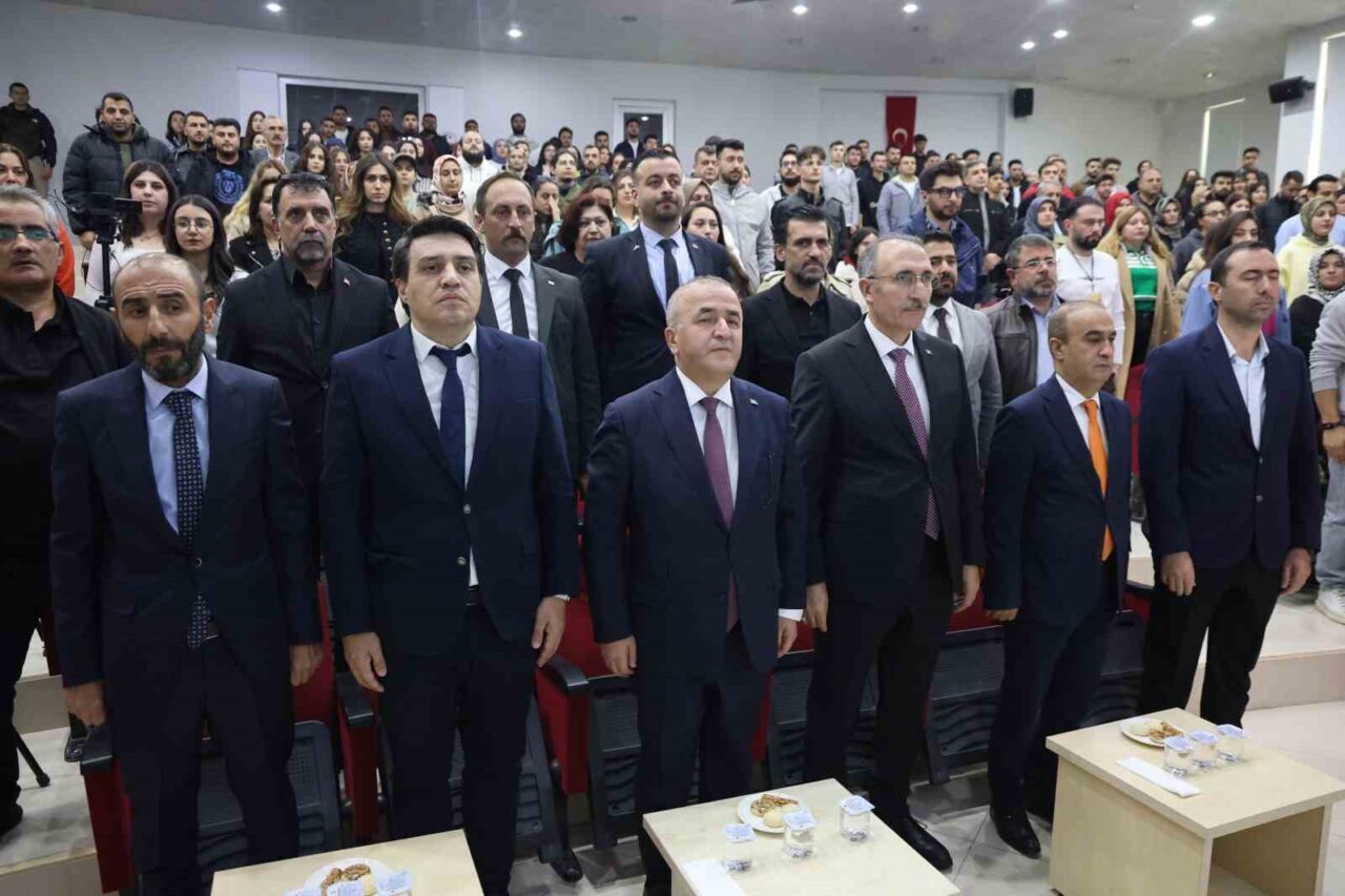 Elazığ Valisi Numan Hatipoğlu, Fırat Üniversitesi'nde öğrencilerle buluşarak Türkiye'nin teknolojik