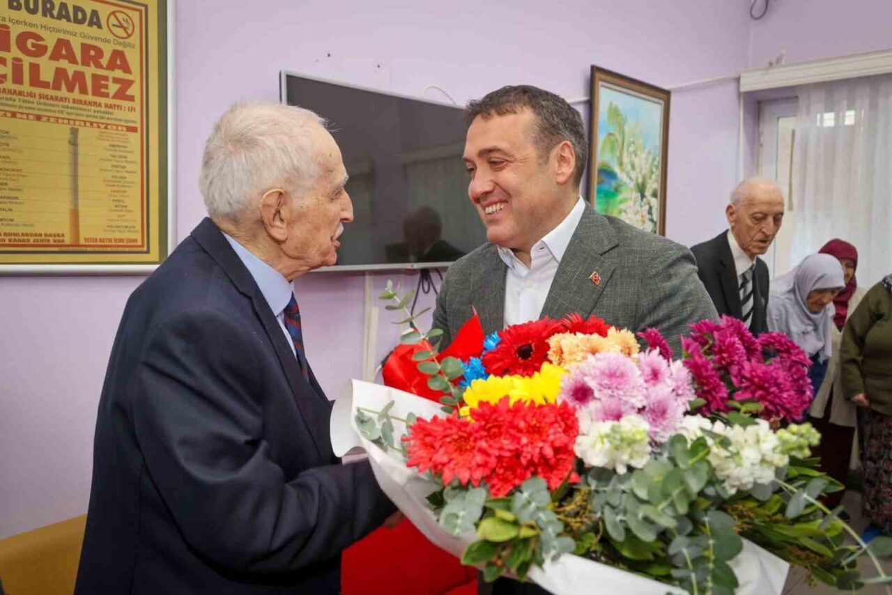 Bilecik Valisi Faik Oktay Sözer, Bilecik Huzurevi'nde 96 yaşındaki emekli