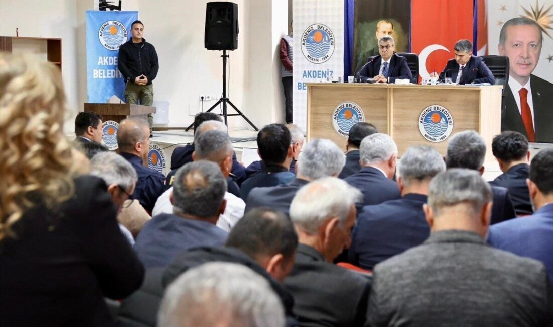 Mersin Valisi Atilla Toros, Akdeniz Muhtarları ile Toplantı Düzenleyerek Talepleri Dinledi Mersin Valisi Atilla Toros, Akdeniz ilçesindeki muhtarlarla bir toplantı gerçekleştirerek,