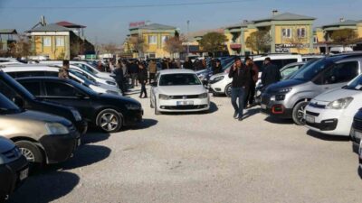 Van'ın Tuşba ilçesindeki ikinci el oto pazarında bu hafta satıcı