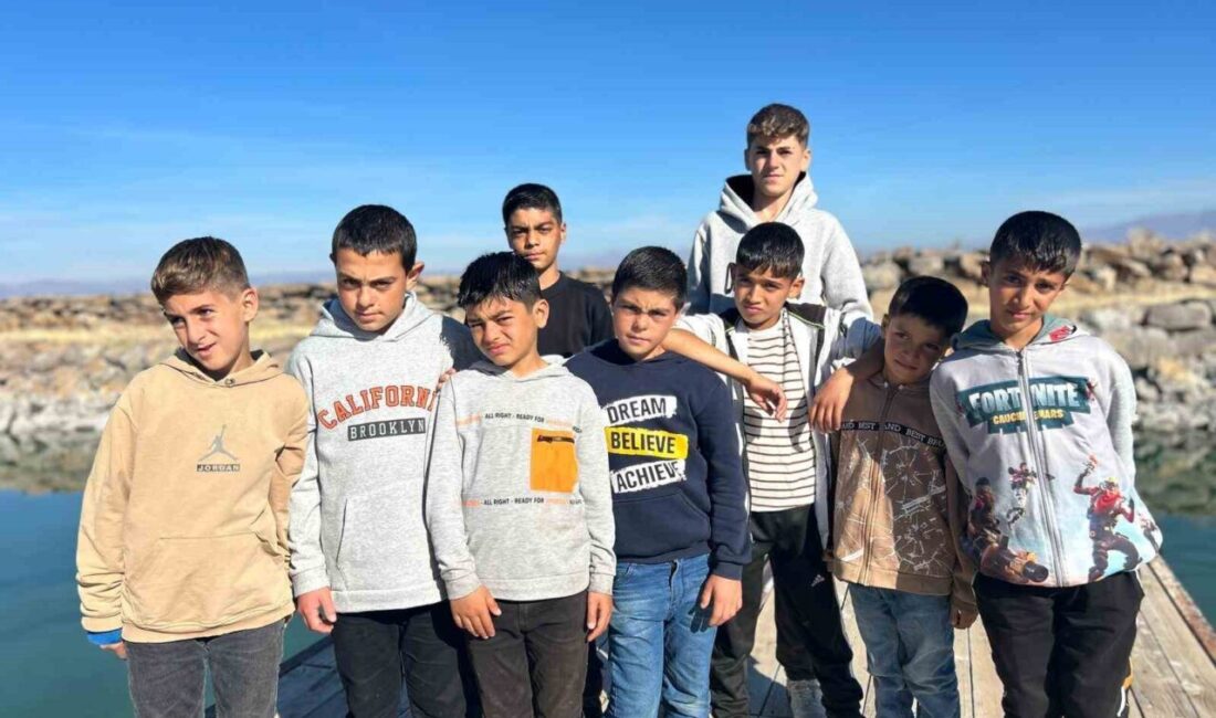 Van Gölü kıyısında yaşayan çocukların yazın sodalı sularda yüzmeleri sonucu