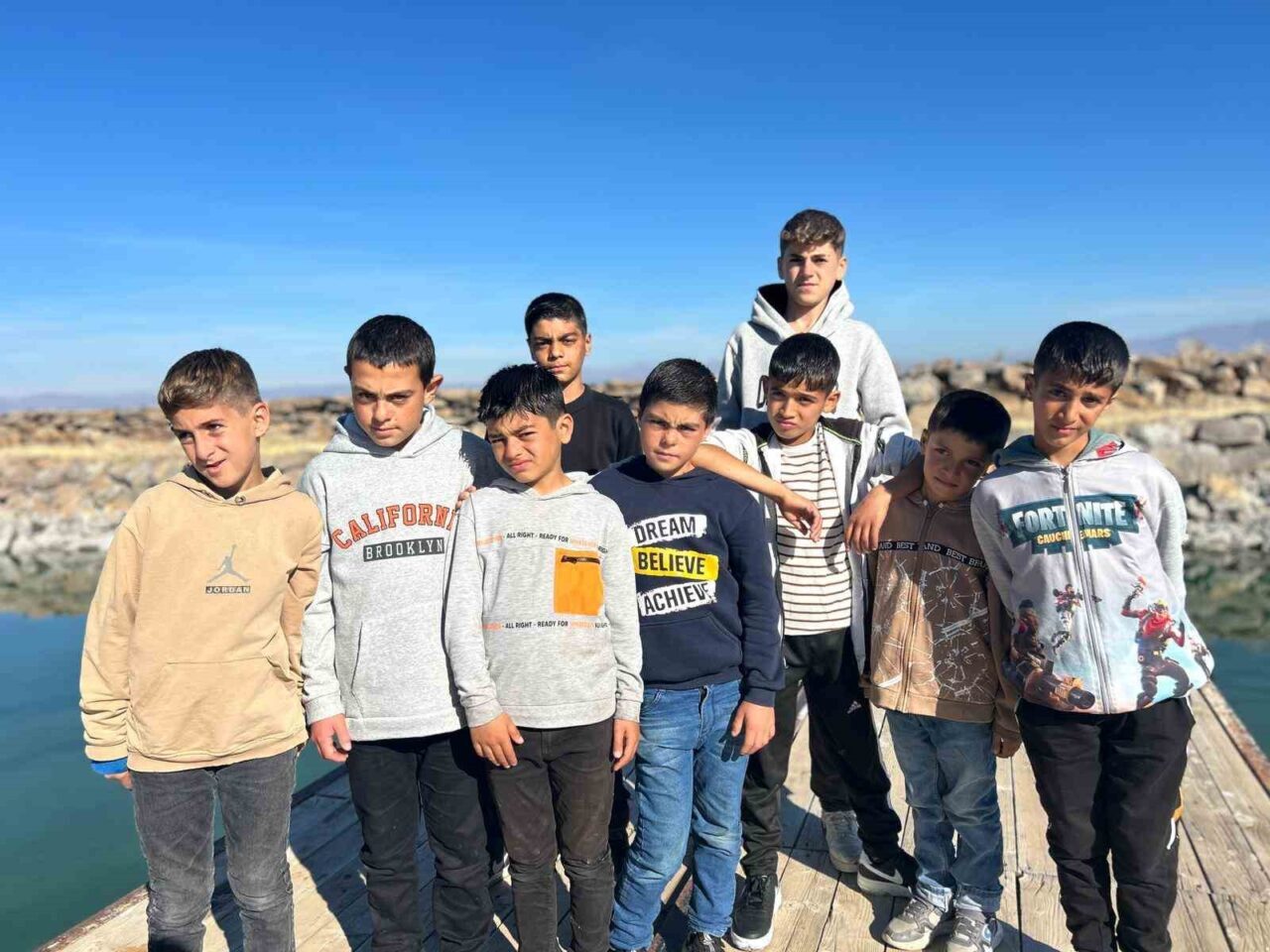 Van Gölü kıyısında yaşayan çocukların yazın sodalı sularda yüzmeleri sonucu