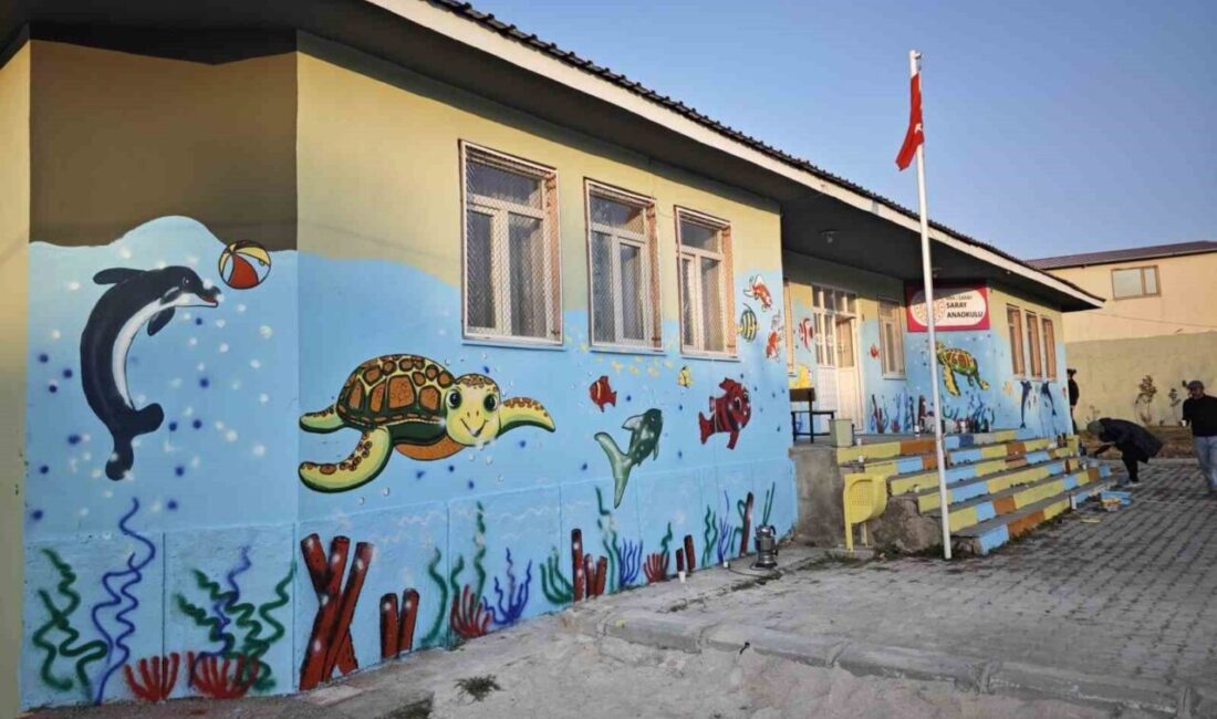 Van Güzel Sanatlar Lisesi Öğrencileri, Saray’daki Anaokulu İçin Renkli Duvar Resimleriyle Okul Ortamını Canlandırdı Van Güzel Sanatlar Lisesi öğrencileri, Saray ilçesindeki bir anaokulunun duvarlarını