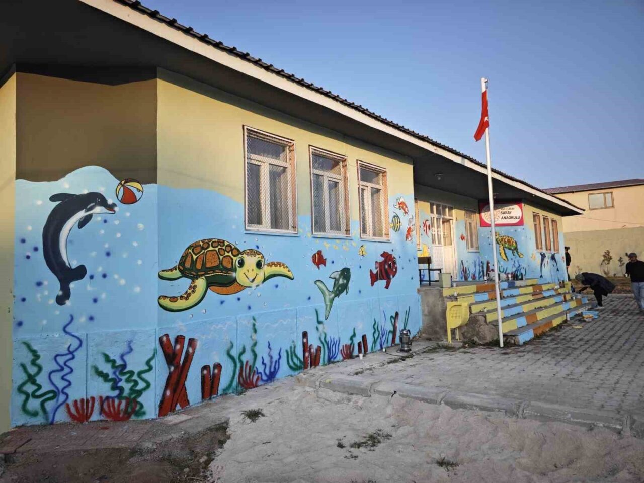 Van Güzel Sanatlar Lisesi öğrencileri, Saray ilçesindeki bir anaokulunun duvarlarını