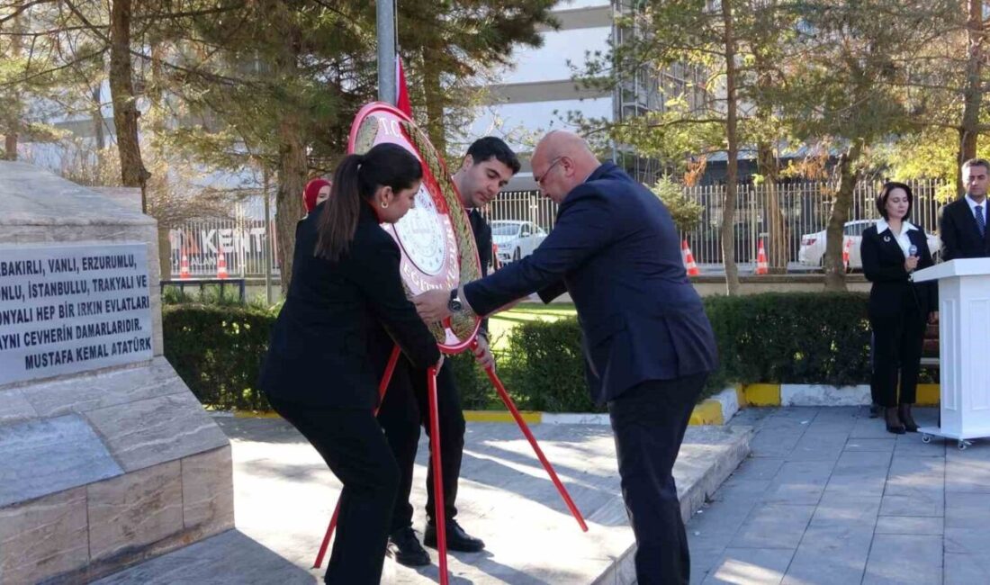 Van'da 24 Kasım Öğretmenler Günü, Valilik önünde Atatürk heykeline çelenk