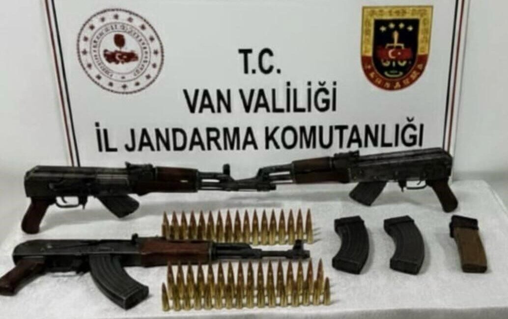 Çaldıran’da Jandarma Ekiplerinin Operasyonunda 3 Uzun Namlulu Silah Ele Geçirildi Van'ın Çaldıran ilçesinde jandarma ekipleri, silah ticareti yapan F.T. ve