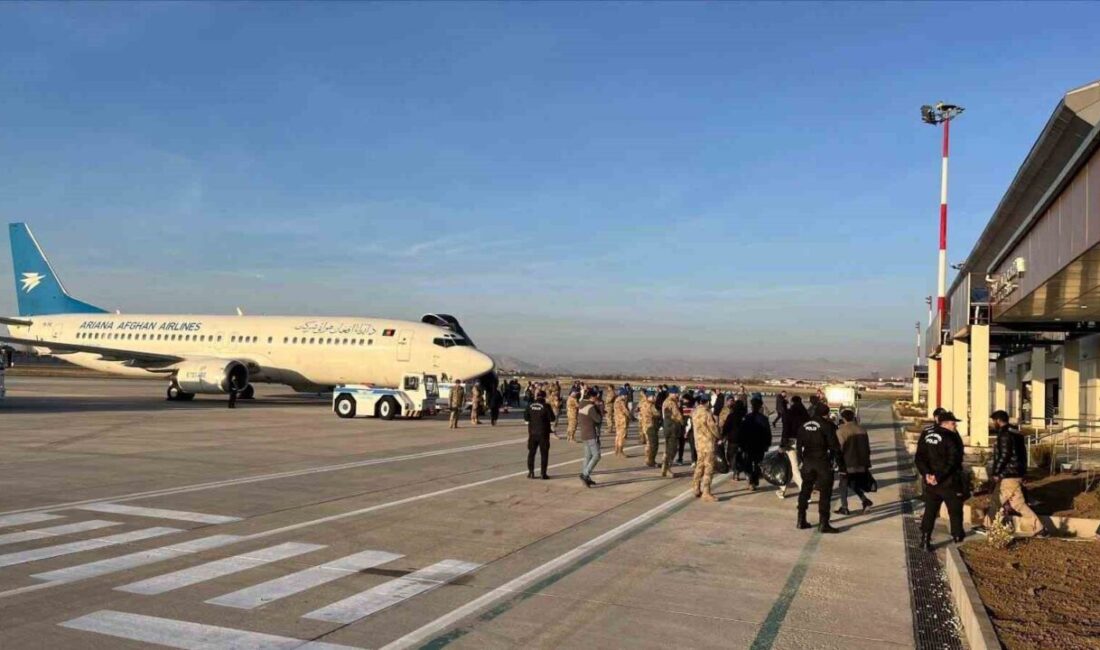 Van Geri Gönderme Merkezi’nden 300 Afgan Göçmen Uçakla Ülkelerine İade Edildi Van Geri Gönderme Merkezi'nde, 300 Afgan düzensiz göçmen, güvenlik önlemleri