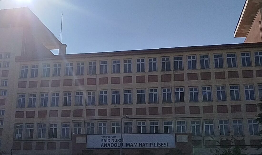 Van'ın İpekyolu ilçesindeki Said Nursi İmam Hatip Lisesi'nde 5 öğrenci,
