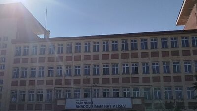 Van'ın İpekyolu ilçesindeki Said Nursi İmam Hatip Lisesi'nde 5 öğrenci,