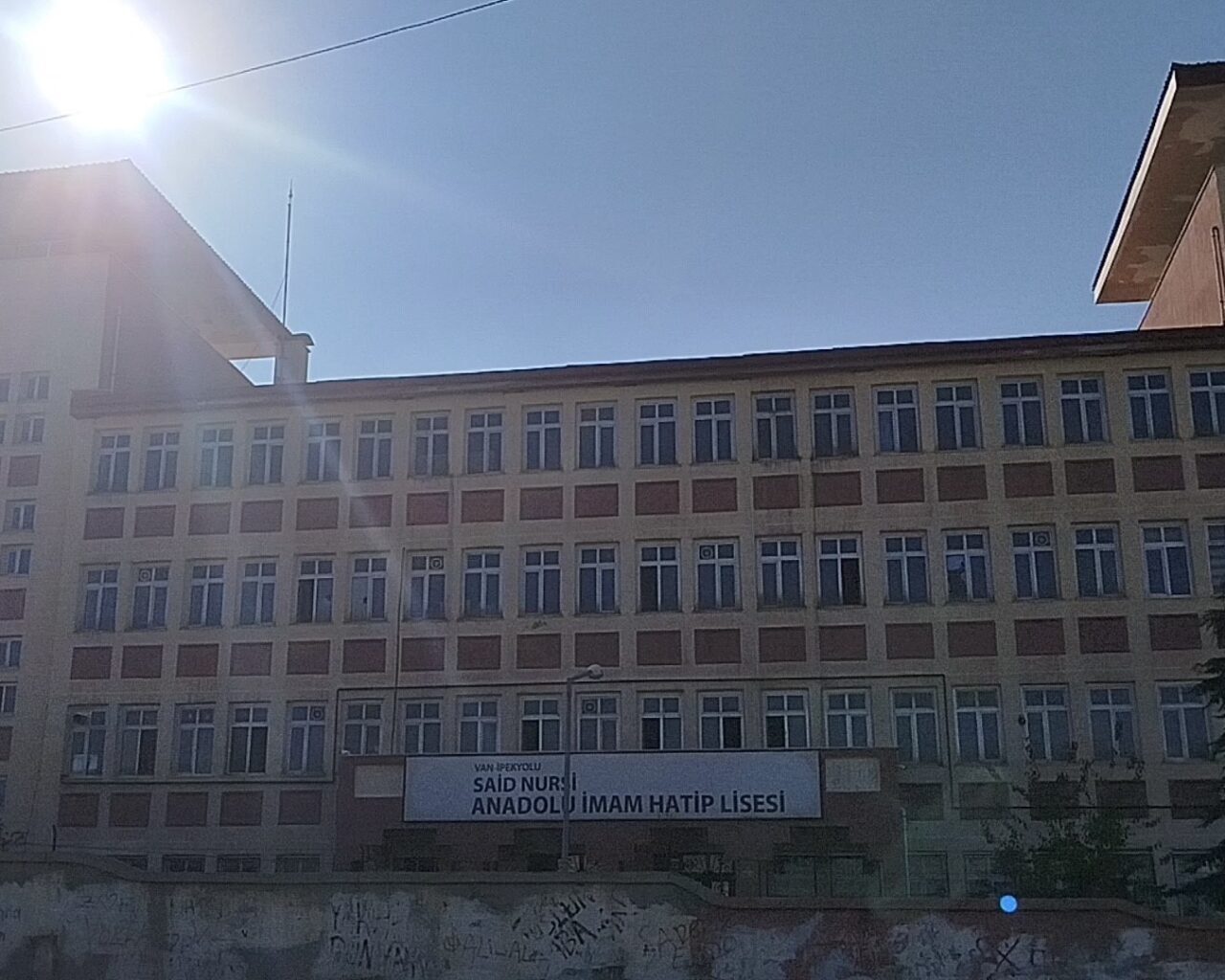 Van'ın İpekyolu ilçesindeki Said Nursi İmam Hatip Lisesi'nde 5 öğrenci,